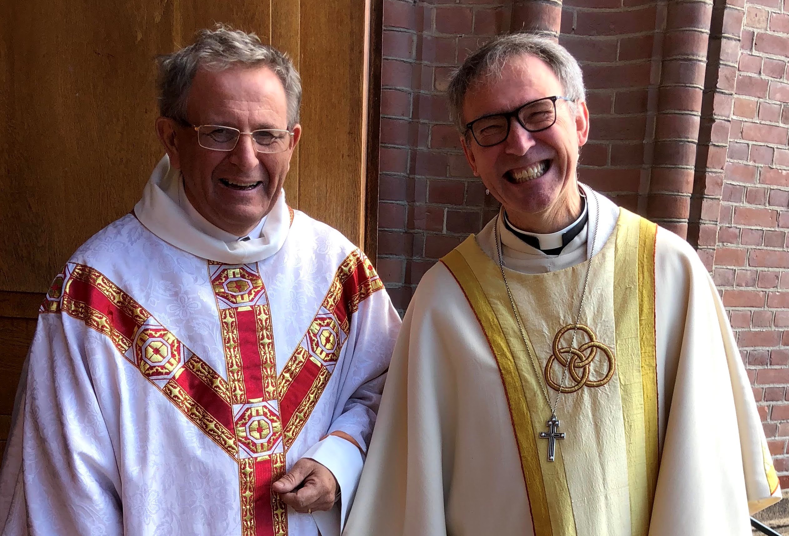 Professor em. Øyvind Molland Norderval og prost em. Kjell Ivar Berger utenfor Bragernes kirke (Foto: Sol Jølberg)