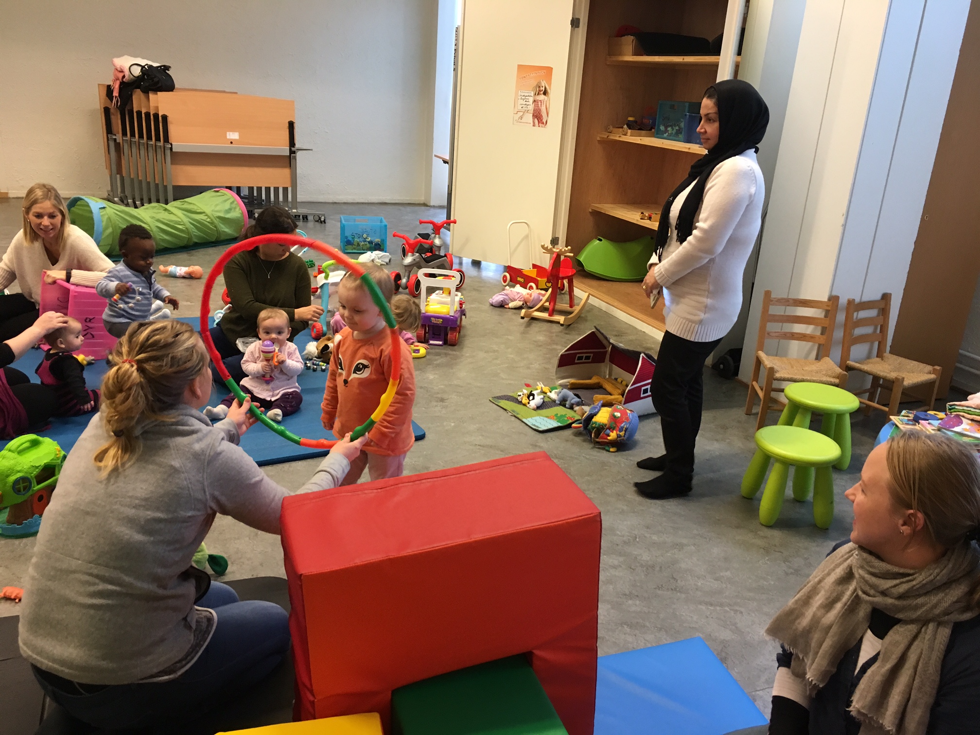 Barn og voksne som leker