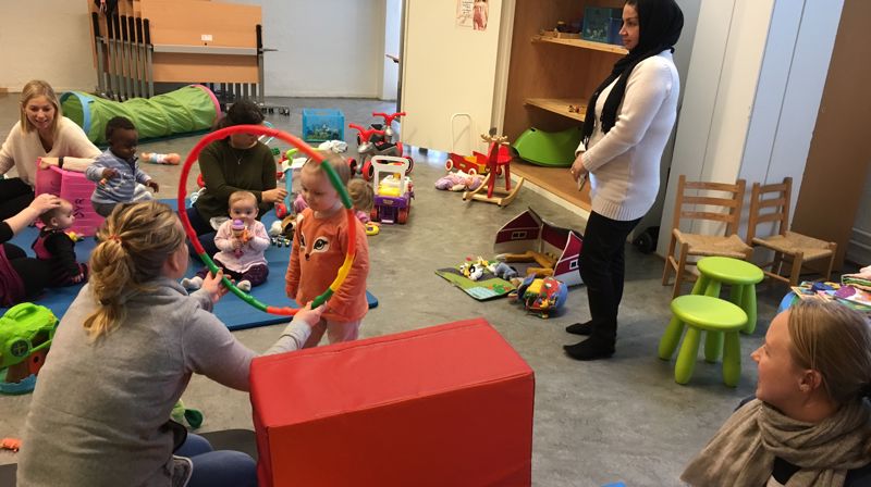 Barn og voksne som leker