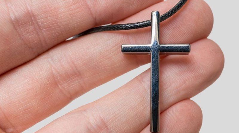 Hånd som holder kors