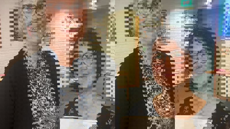 Den glade JA-prisvinneren med juryens Galina Trintsoukova