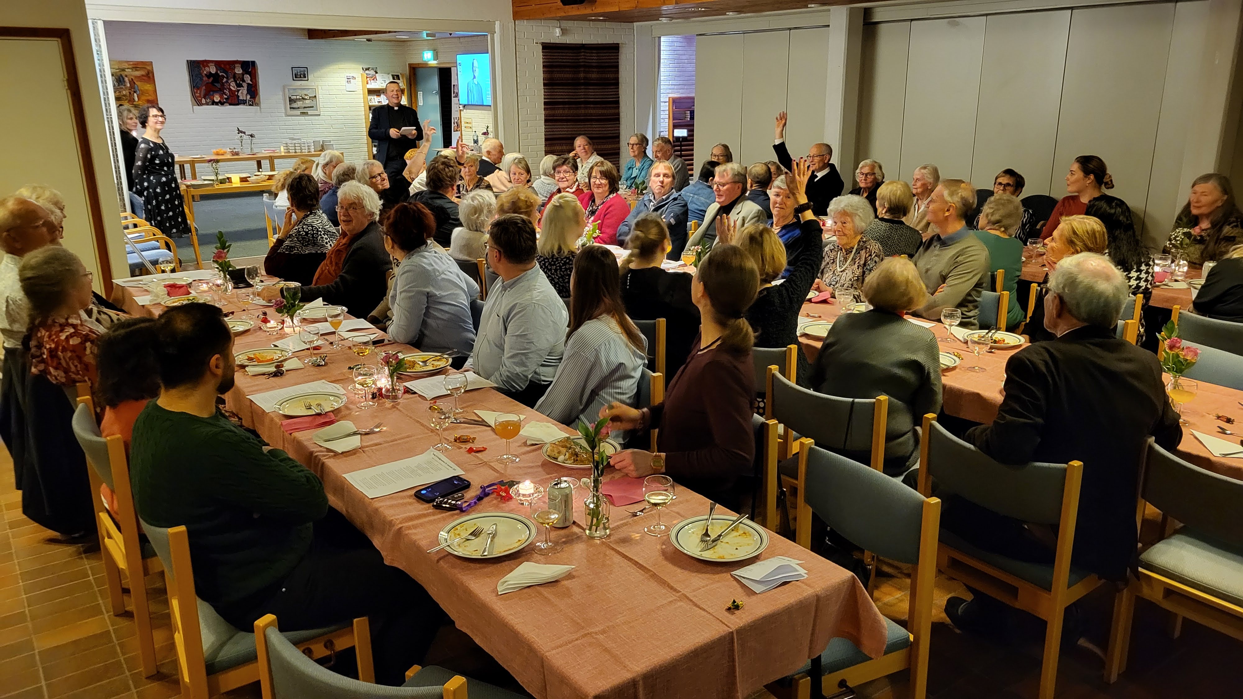 Sokneprest Christoffer Tjelle taler til de frivillige