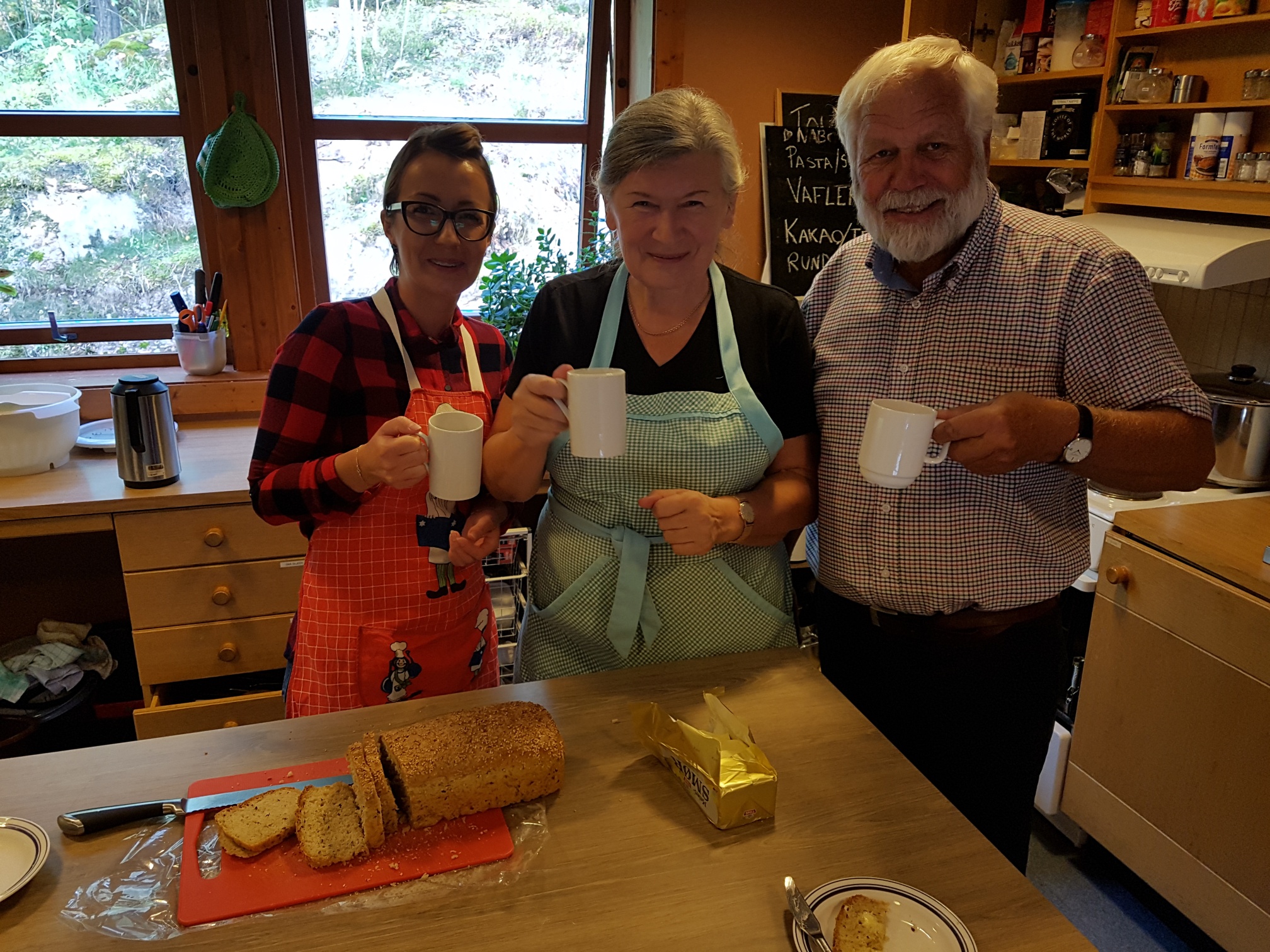 Blide frivillige på nabokafeen