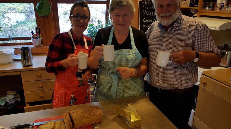 Blide frivillige på nabokafeen