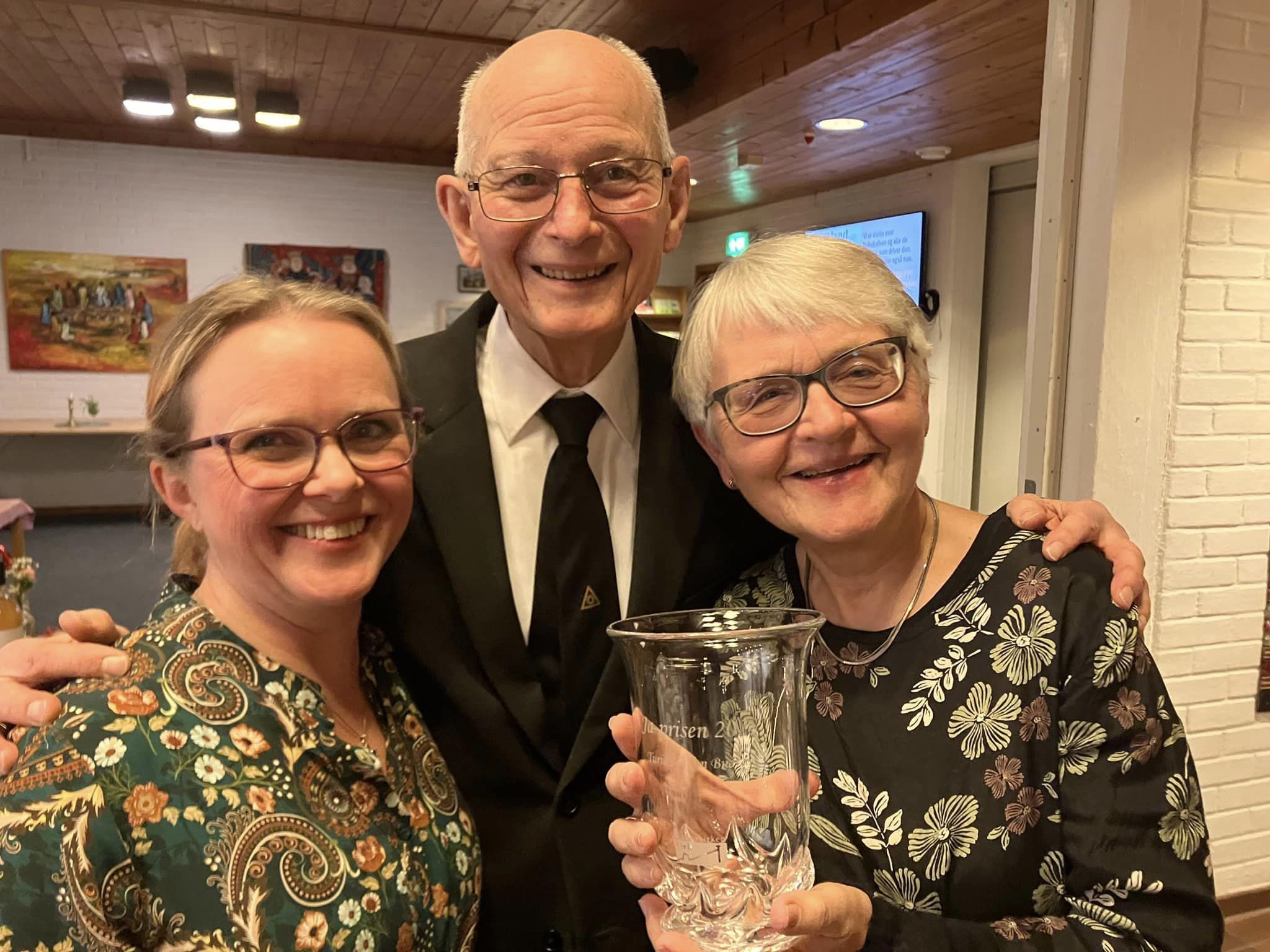 Ingeborg og Egil fra JA-priskomiteen sammen med den glade prisvinneren