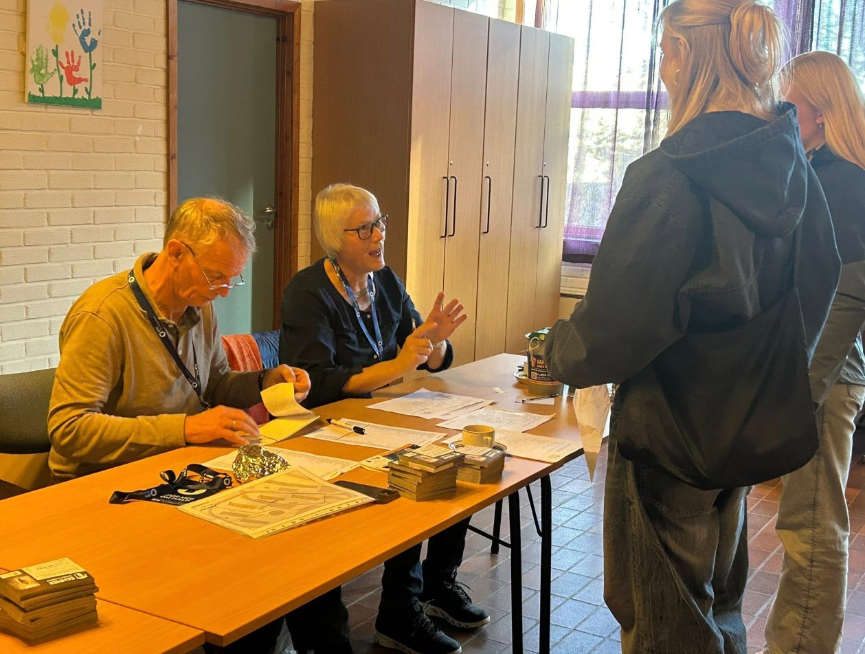 Helge og Eilin deler ut bøsser