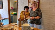 Ida og Sigrun serverer suppe på Nabokafeen torsdag