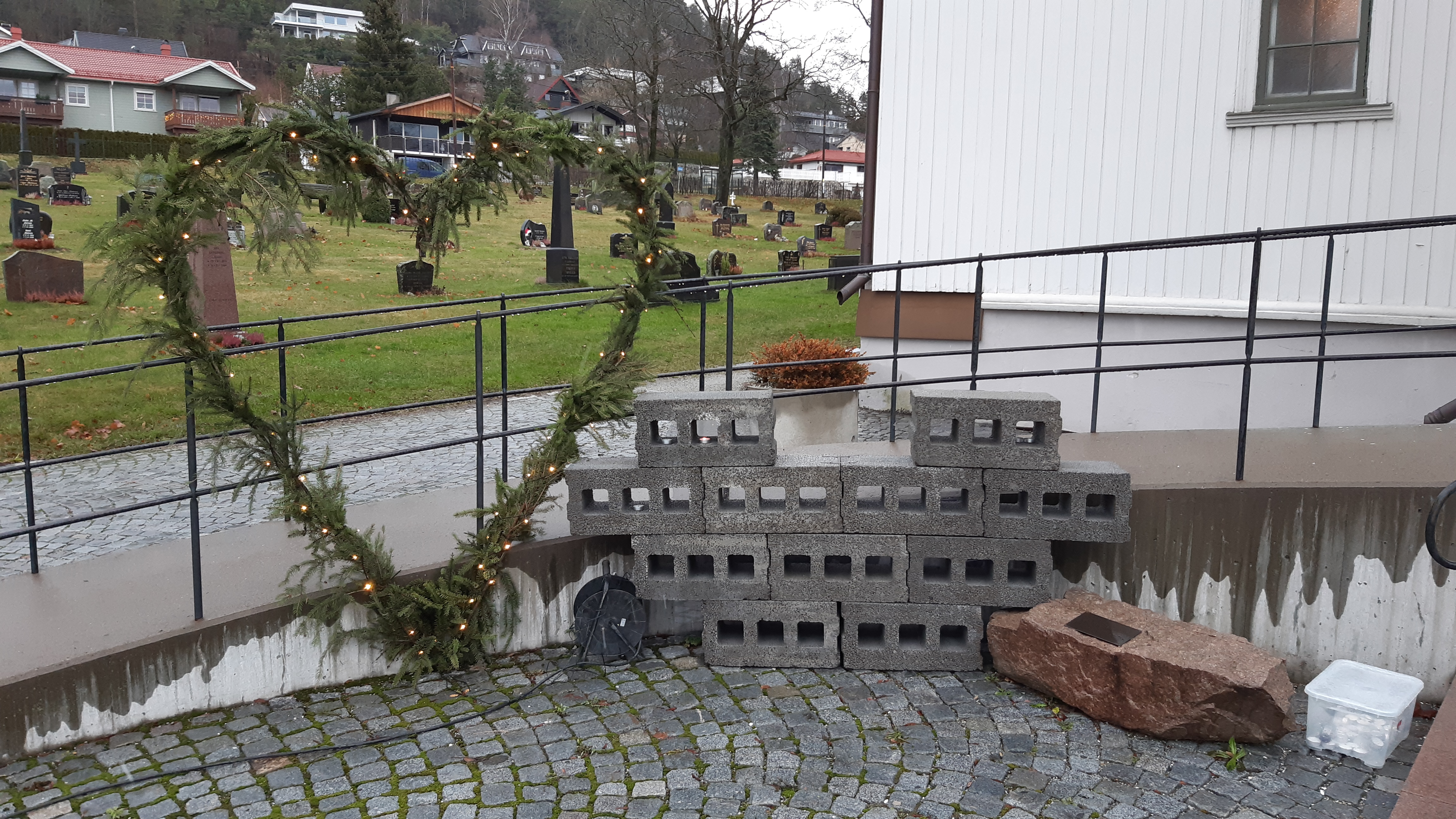 Hjerte og mulighet for lystenning utafor kirka. Foto: Andreas Aspeland Svalheim