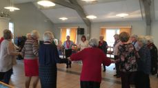 Glade dansere i peisestua