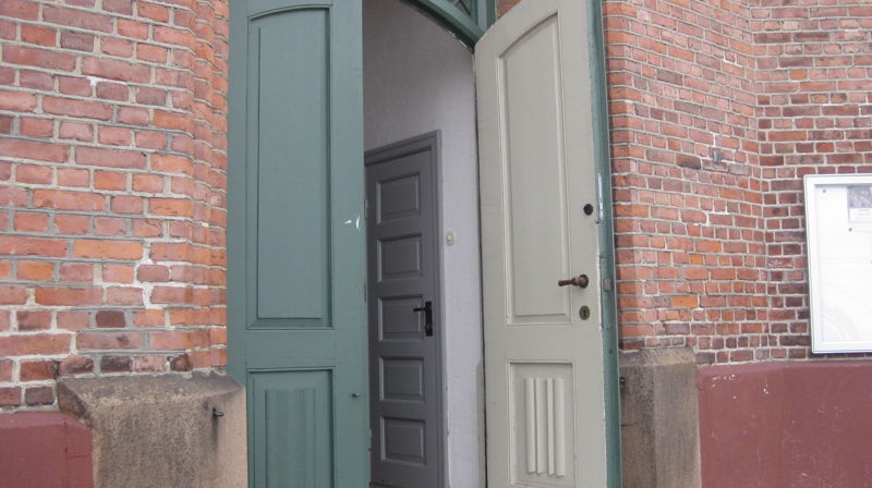 Nå åpner vi kirkedørene til Tangen kirke!