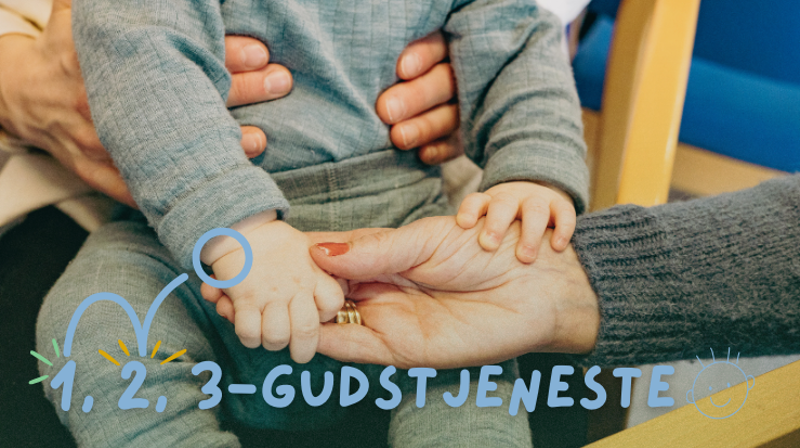 Bilde av barn som holder en voksen hånd, med skriften "1, 2, 3-gudstjeneste". Foto Den norske kirke, Kirkerådet