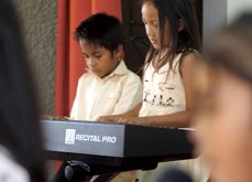 Musikkskolen: Logan og Shahina er begge elever ved musikkskolen på Lavosoa. Foto: Eirik Sandstø