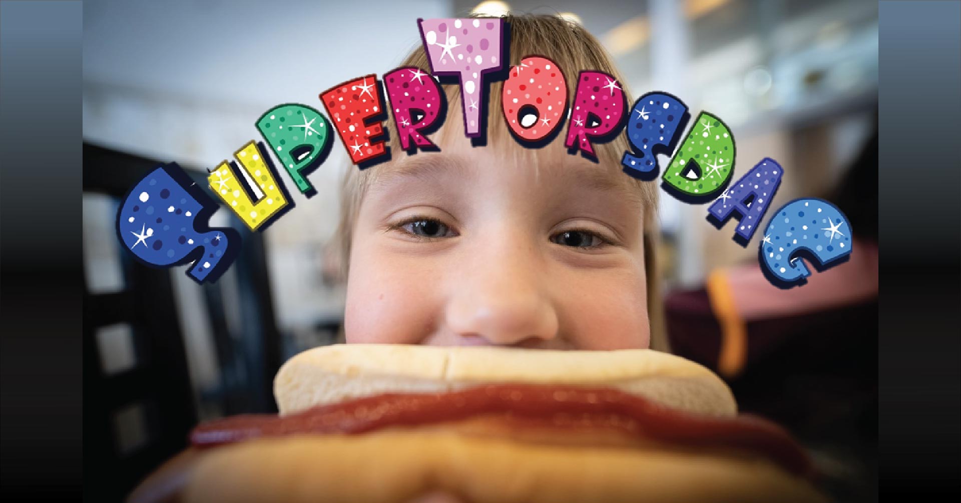 Bilde av barn med pølse i brød og Supertorsdaglogo.