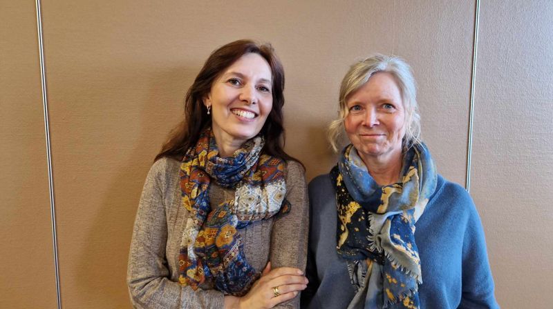Helena Tomter og Kristin Hartberg står klar til å snakke med unge som ønsker det.