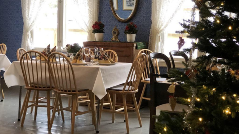 Det er stemningsfullt på Hospitalet når juletreet er pyntet og bordene dekket til fest.