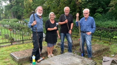 Geir Myrseth, Jan Kåre Øien, Eva Hageland, Morten Svinndal og Einar Johannessen stilte opp med bøtter og koster en mandag i september