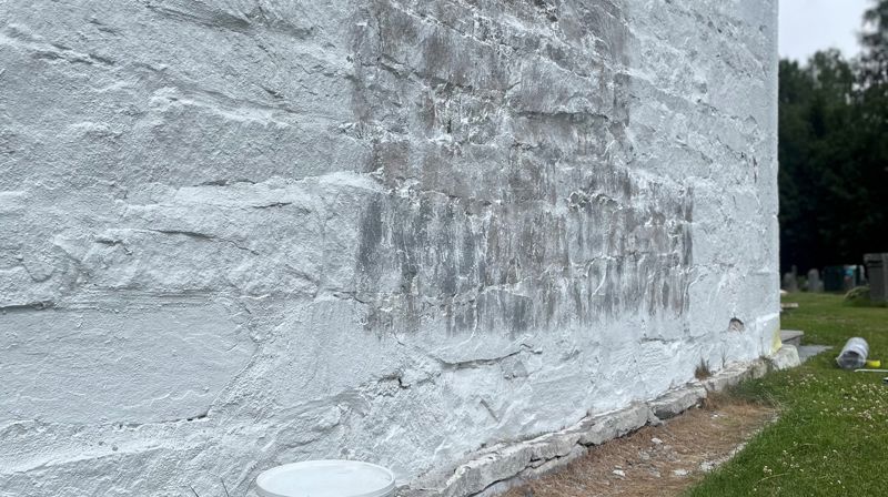Malearbeidet ved Eidsvoll kirke er i gang