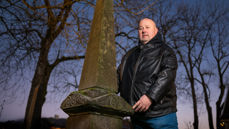 Det finnes trolig bare tre steiner i Egersund som kan tilbakeføres til en av de tidligere kirkene. To av den kan ses i en mur på Årstad, og så er det denne, som står på Hedningholmen, sier Arnt Olav Klippenberg.  Foto: Ivar Barane