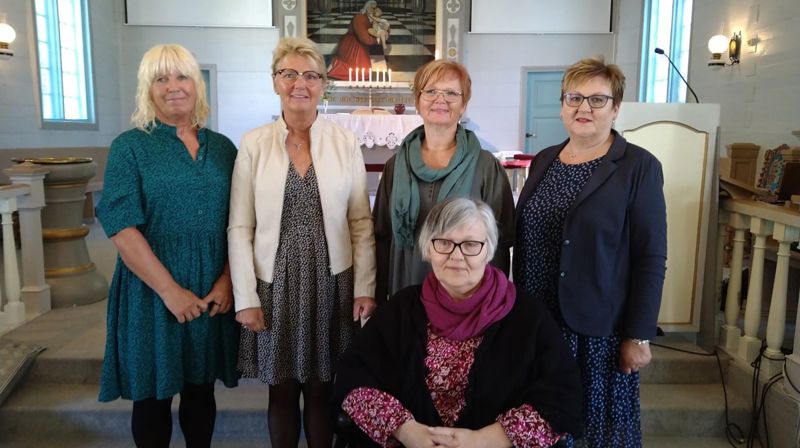 Bak fra venstre Kitty Rose H. Waland, Oddveig S. Skåra, Ingeborg Grøsfjeld og Ingun D. Ueland Foran Bjørg Grøsfjeld