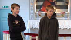 Vidar Kvinen og Kevin Hetland Sørensen med hver sin tegneseriebibel