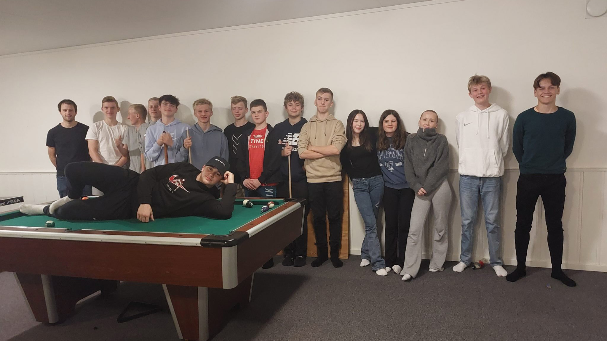 Ungdomsgjengen som er samlet til Ungdommens fredagskveld på Hellvik bedehus.  Foto Kenneth Pedersen