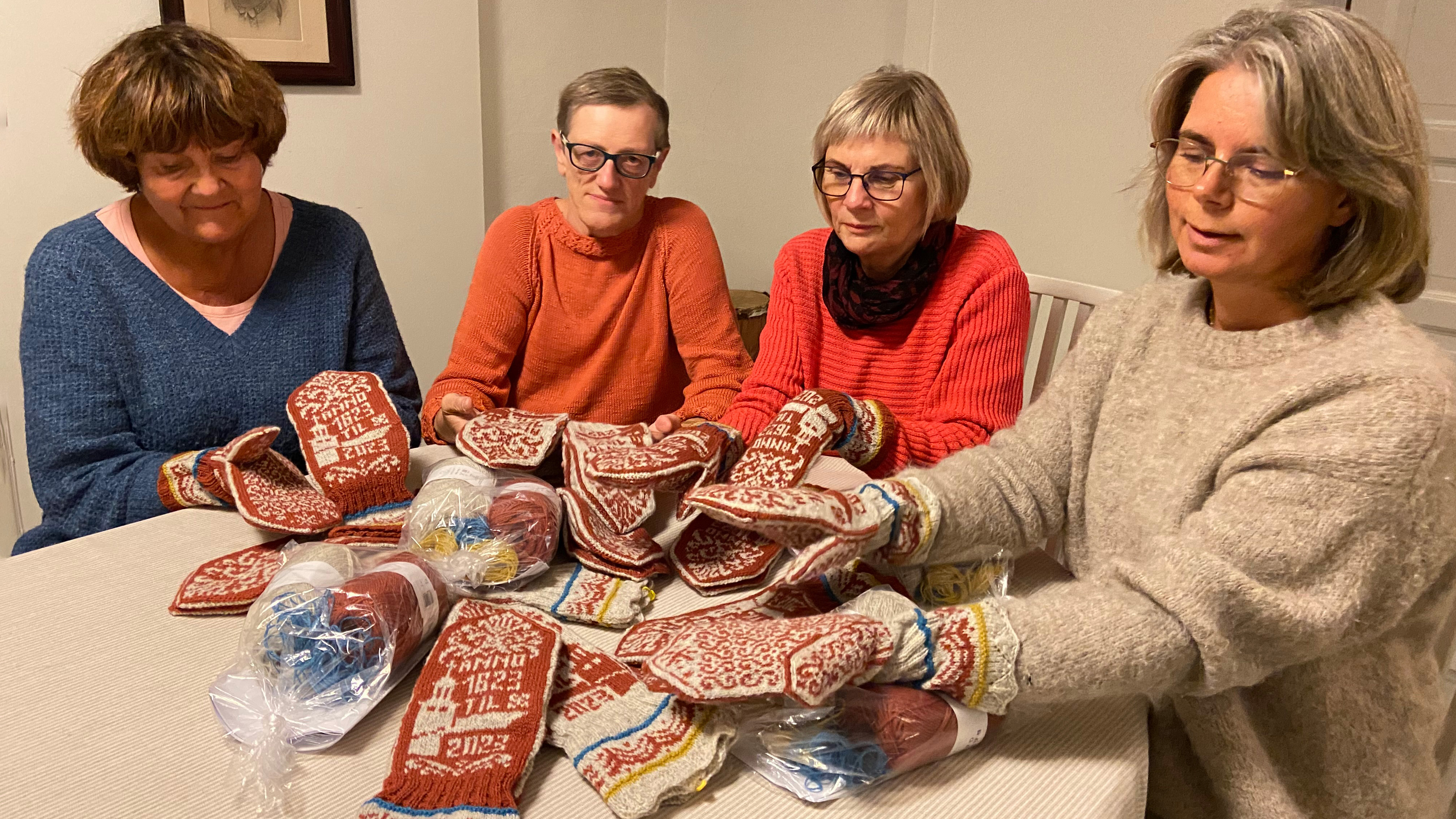 Votte-komiteen: Elisabeth Solbakken, Aud Tove Hovland, Hildur Thorsen og Ingun Stokstad Barane gleder seg over de fine kirkevottene som er designet av Randi Egelandsdal Kiester. Foto Ivar Barane