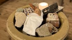 I Egersund kirke har Jesusbarnet blitt lagt i ruiner. «Hvis Jesus ble født iblant oss nå, ville han blitt født i ruinene» sier pastor i Christmas Lutheran Church i Betlehem, Munther Isaac. Foto og utforming: Elin Wood