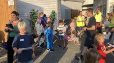 Godt vær og god stemning på Eigerøy. Her deles det ut diplom til rennebildeltakerne eller løpet.