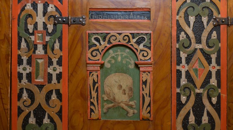 De fremste stoldørene mot alteret i Egersund kirke er utsmykket med navn til de som før i tiden hadde sine egne plasser i kirken. Foto: Ivar Barane