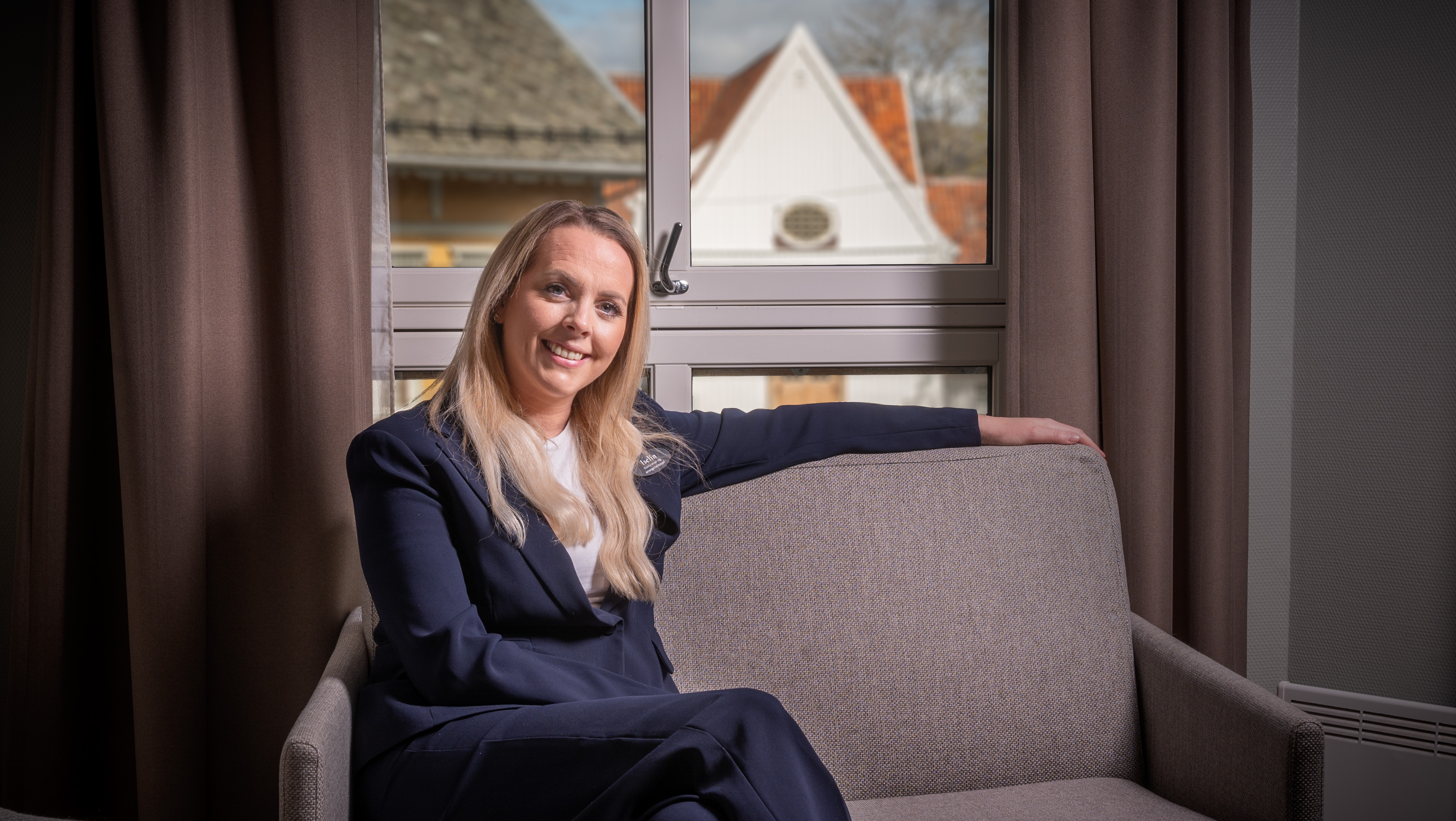 Iselin Grøsfjeld Skogen: Trives i jobben på Grand Hotell, hjemme med familien, og i kirka ved forskjellige anledninger. Foto: Ivar Barane
