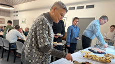 Kirkekaffe i kirkestuen etter innsettelse av ny sokneprest. Foto: Ivar Barane