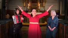 Musiker Solfrid Molland og fortellerne Mehda Zolfaqari og Anne Berit Evang fremførte dialogfoerstillingen "Maria i Bibelen, Koranen og livet" i Egersund kirke.  Foto Ivar Barane