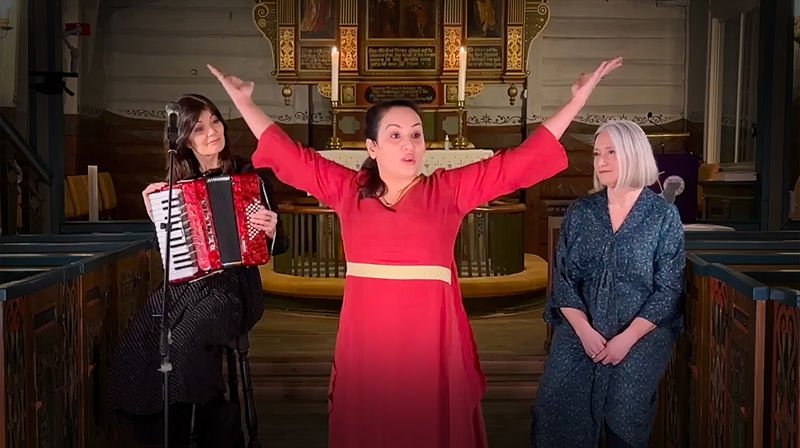 Musiker Solfrid Molland og fortellerne Mehda Zolfaqari og Anne Berit Evang fremførte dialogfoerstillingen "Maria i Bibelen, Koranen og livet" i Egersund kirke. Foto Ivar Barane