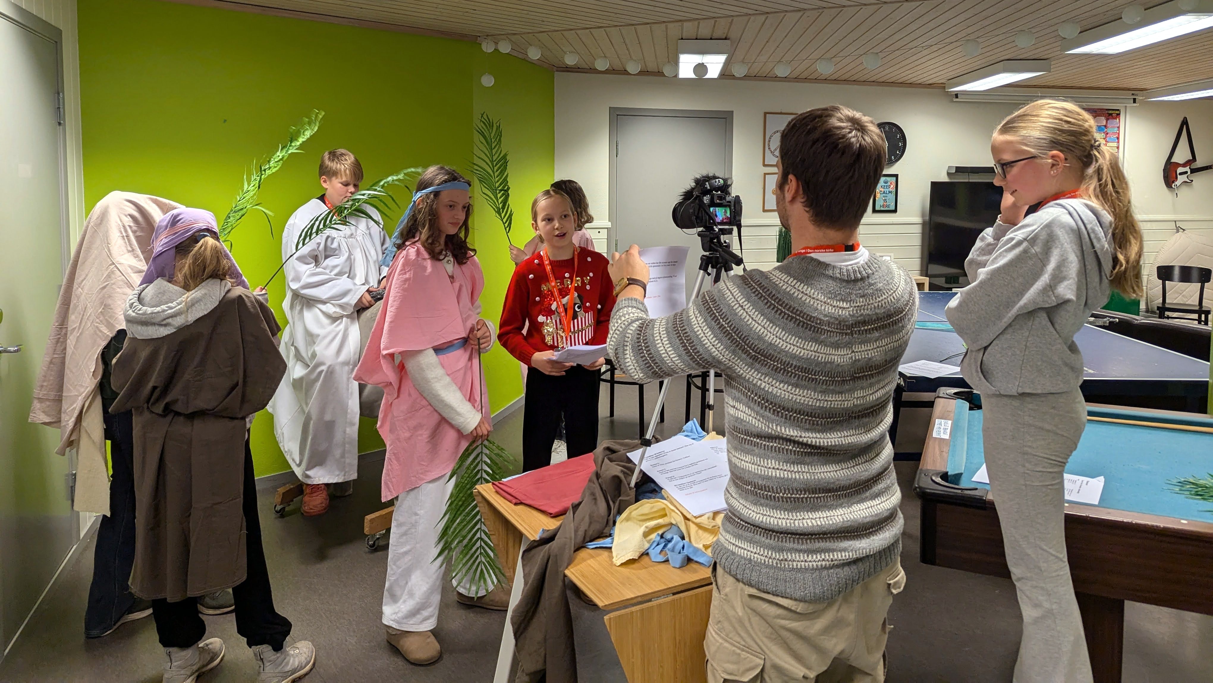 Under «gudstjenesteverkstedet» bidro noen av barna med å lage film til gudstjenesten dagen etter.