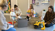 Stine Carlsen, Therese Steinberg, Marthe Hovland og Emilie Kristiansen trives på småbarnstreff sammen med Emilie, Even, Alma og Casper. Til høsten skal noen begynne å jobbe igjen, men er glad for at det vil være et tilbud for de som er interessert! 