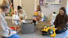 Stine Carlsen, Therese Steinberg, Marthe Hovland og Emilie Kristiansen trives på småbarnstreff sammen med Emilie, Even, Alma og Casper. Til høsten skal noen begynne å jobbe igjen, men er glad for at det vil være et tilbud for de som er interessert!