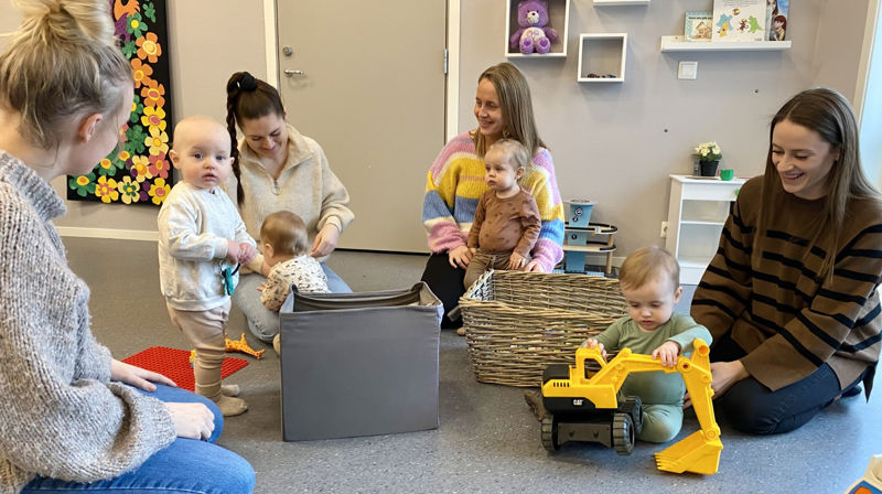 Stine Carlsen, Therese Steinberg, Marthe Hovland og Emilie Kristiansen trives på småbarnstreff sammen med Emilie, Even, Alma og Casper. Til høsten skal noen begynne å jobbe igjen, men er glad for at det vil være et tilbud for de som er interessert!