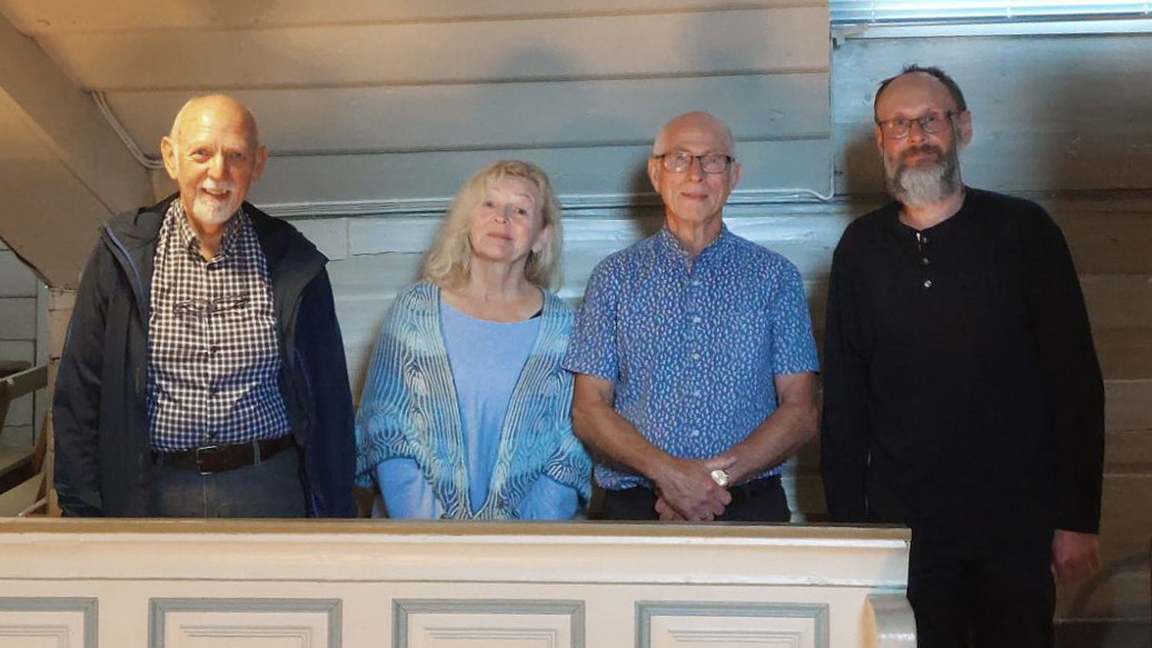 På øverste galleri under gudstjenesten i kirken, kan man høre god klang og ekstra sangkrefter. Her ser vi Per Arne Sandvold, Helene T. Norum, Børre Berge og organist Oleh Vasylkov.