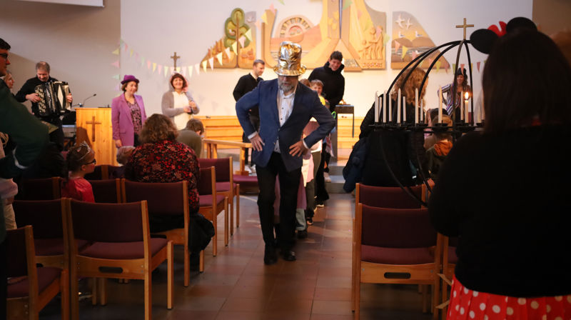 Under karnevalsgudstjeneste i vår, ledet LEK-gudstjeneste leder Arne Espeland menigheten ut av kirkerommet i jenka etter gudstjenesten.