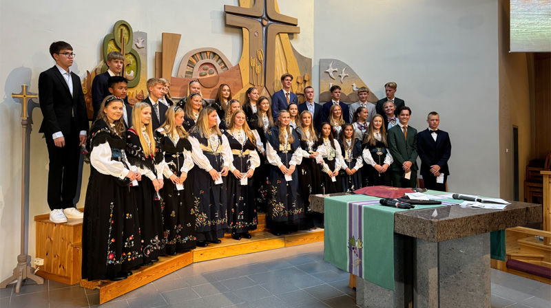 Fest for Egersund konfirmantene i Eigerøy arbeidskirke. Bildet er redigert. Foto: Leif Wikøren Nilsen