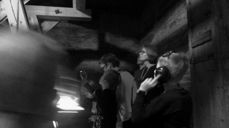 Spente tilskuere til de rungende klokkene i Bakkebø kirke.