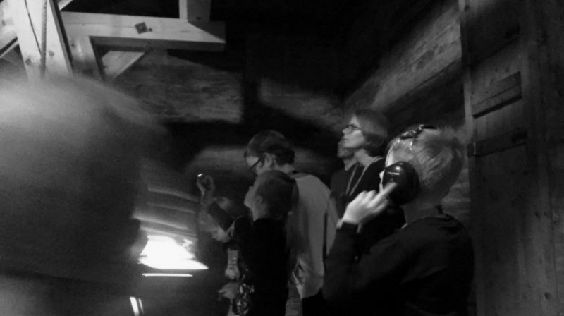 Spente tilskuere til de rungende klokkene i Bakkebø kirke.