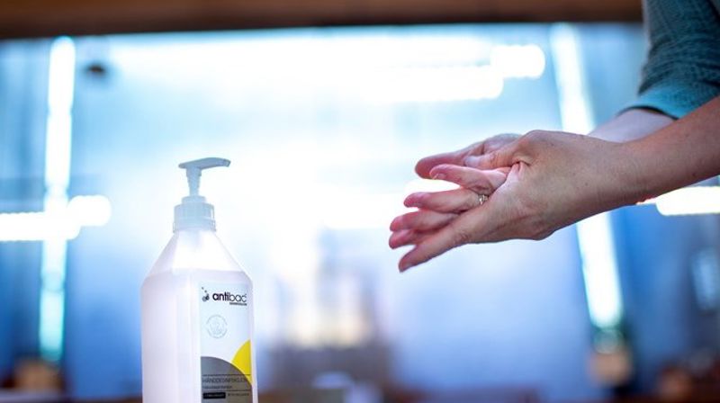 Håndsprit og avstand er de viktigste smitteverntiltakene. Foto: Bo Mathisen/Kirkerådet