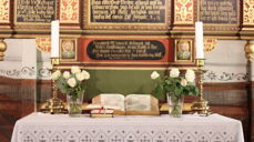 Det er kirketjeneren som blant annet kjøper inn blomster til alteret.