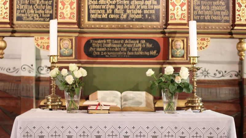 Det er kirketjeneren som blant annet kjøper inn blomster til alteret.