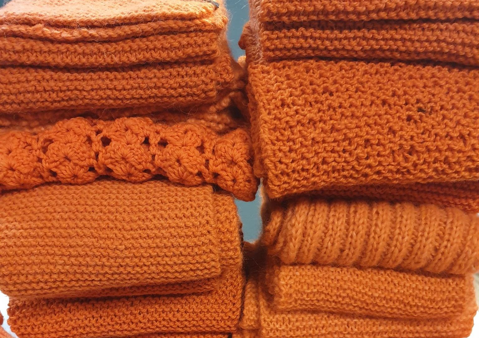 Mange fine skjerf levert til menigheten i 2020. 