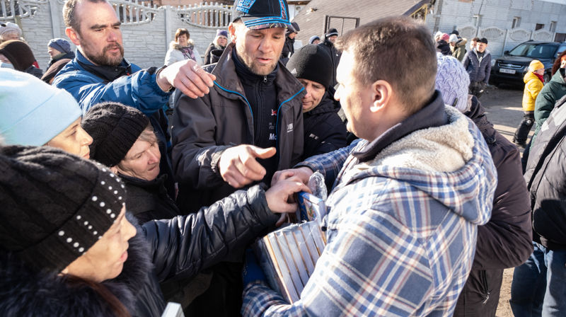 Stor pågang for bibler i Ukraina. Foto Bibelselskapet