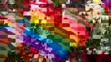 Fra blomsterhavet rundt åstedet etter masseskytingen i Oslo sentrum i sommer. Foto Ivar Barane