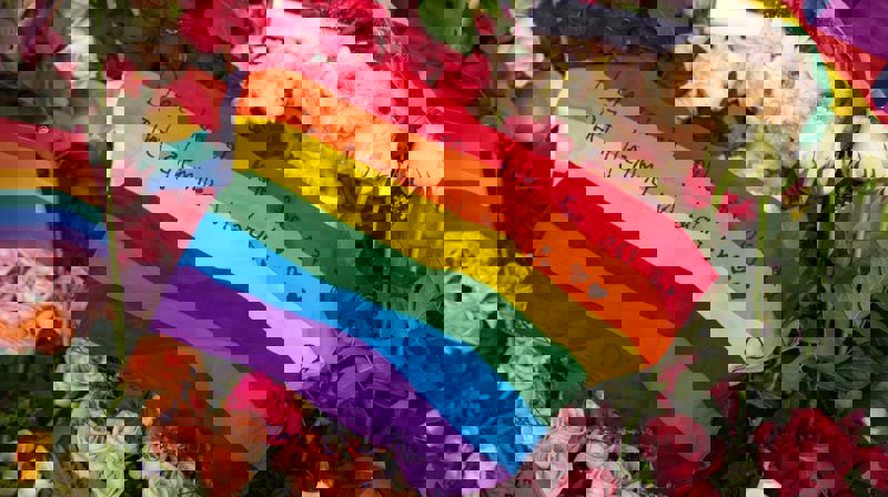 Fra blomsterhavet rundt åstedet etter masseskytingen i Oslo sentrum i sommer. Foto Ivar Barane