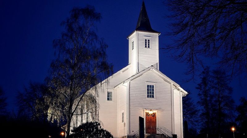 Kyrkjeklokka i Fitjar ringer til bøn om fred og forsoning